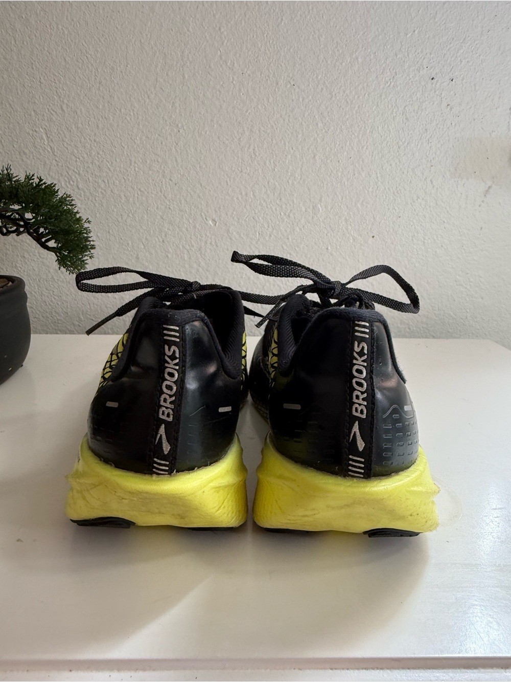 Brooks Hyperion Max men size 8.5 Running Shoe - Black & Yellow - Picture 4 of 9